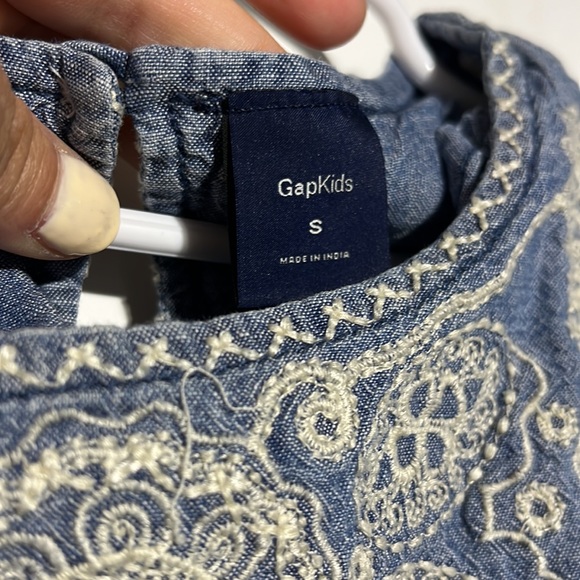 GAP Kid’s Blue Cream Embroidered Floral Stitch Shirt Size Small - Picture 7 of 7